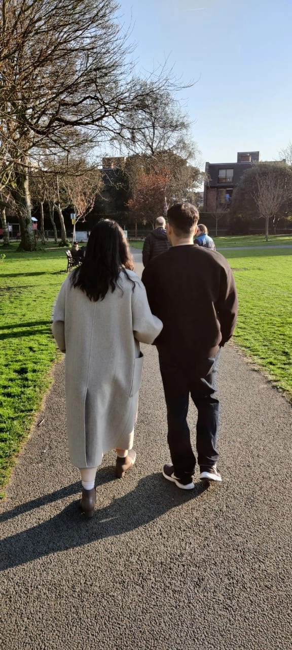 公園裡並肩散步的背影｜RnD婚戒日系婚戒客戶分享
